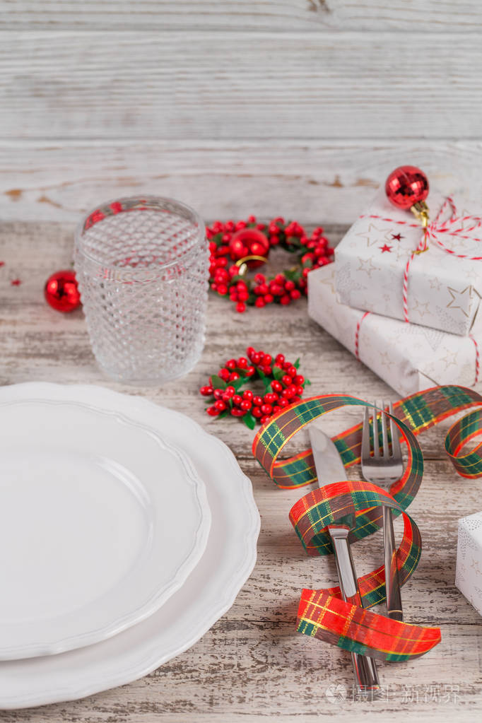 圣诞晚餐的节日餐桌设置.