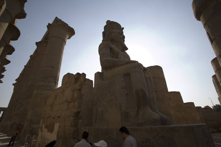 在晴朗的晴天，埃及卢克索卢索神庙