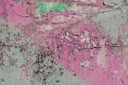 旧粗糙混凝土表面的粉红色和灰色剥落油漆