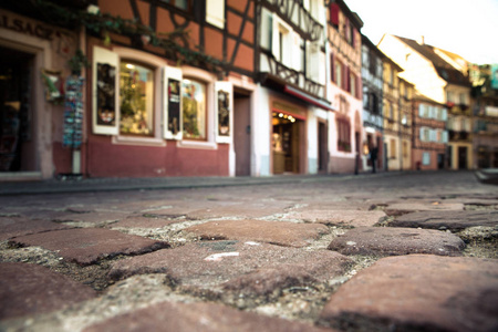 法国斯特拉斯堡历史城市鹅卵石街道的低视角