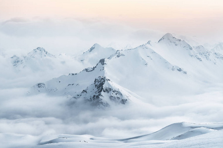 白雪覆盖的高加索山脉的山峰