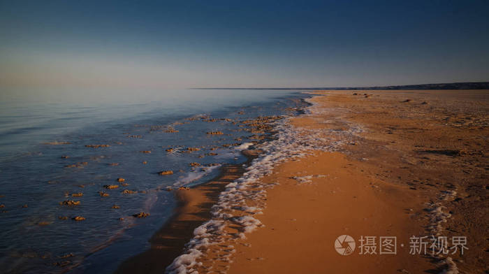 卡拉卡尔帕克斯坦乌兹别克斯坦日落时阿克图苏克角附近的咸海海滩的海沫