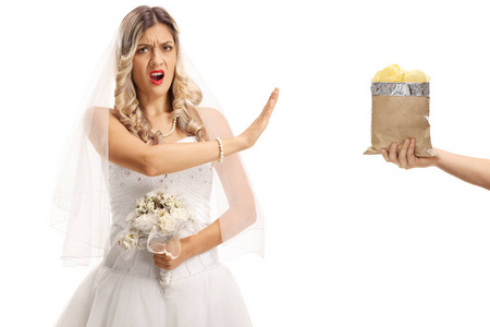 愤怒的新娘拒绝了一袋在白色背景上分离的薯片