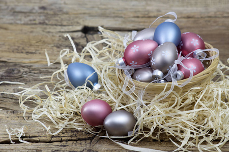 复活节装饰五颜六色的彩蛋在篮子里