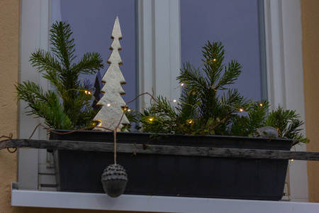 圣诞装饰门面和窗户，有LED灯和绿色树枝