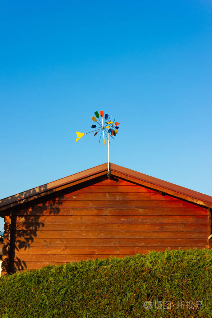 德国南部巴伐利亚阿尔高屋顶有风车的小屋