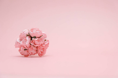 粉红色的花盒在粉红色的背景。2月14日情人节卡片。送花。3月8日, 国际妇女节快乐