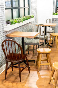 咖啡厅空桌椅