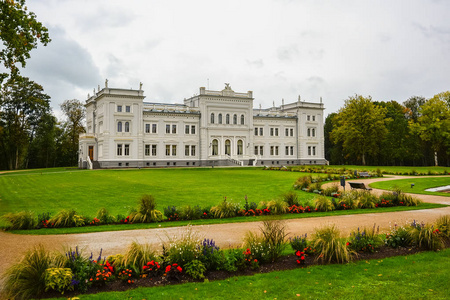庄园公爵奥金斯基斯宫在迪普立陶宛。 新文艺复兴风格的跳水庄园宅基地。