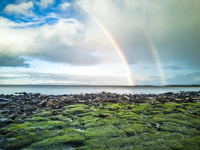 彩虹以上著名的恐龙湾在斯凯岛上的斯塔斯宾