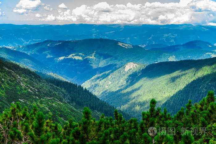 迷人的自然山景绿油油的天空