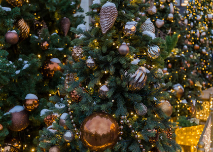 圣诞装饰品。 金色的球和用手电筒照亮的花环。