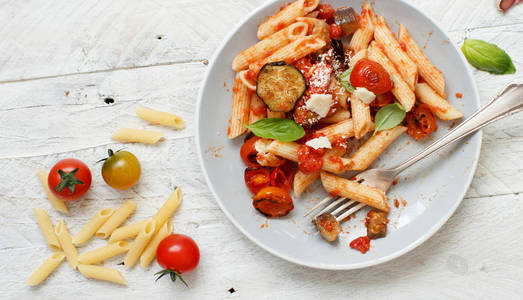 一种意大利传统面食，有茄子和西红柿