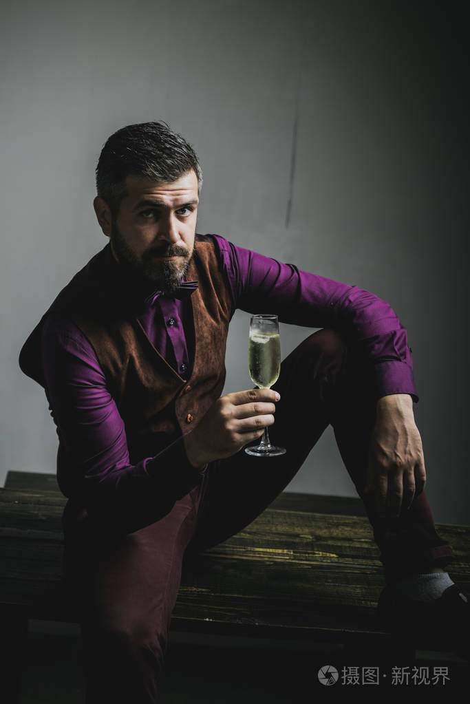 有胡子的人喝酒有胡子的成熟嬉皮士带着胡子的残酷的高加索嬉皮士自信