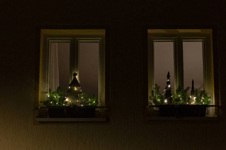 圣诞节装饰门面和窗户，有LED灯和绿色树枝和小银圣诞树