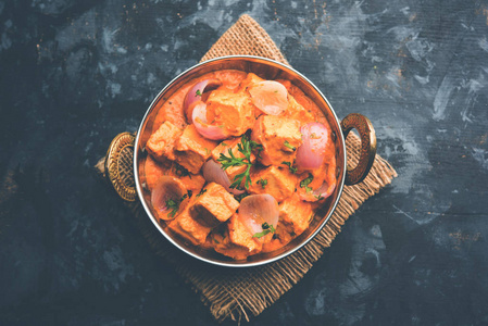 PaneerDoPyaza是一种很受欢迎的旁遮普素食食谱，在肉汁中加入大量的洋葱和奶酪
