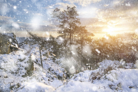 令人叹为观止的冬季日落景观，从群山中眺望大雪纷飞的乡村