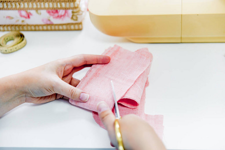 女性的手正在使用缝纫机