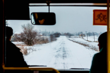 冬天的路，从公共汽车的窗户可以看到。冬季旅游