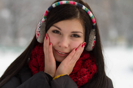 白雪皑皑的冬日，一个漂亮的少女在户外散步