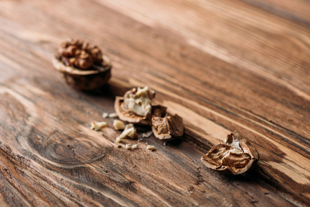 木桌上坚果壳中开裂的核桃作为阿尔茨海默病的符号