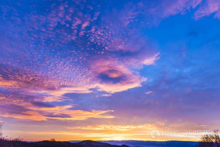 美丽的日落云景与紫色的云