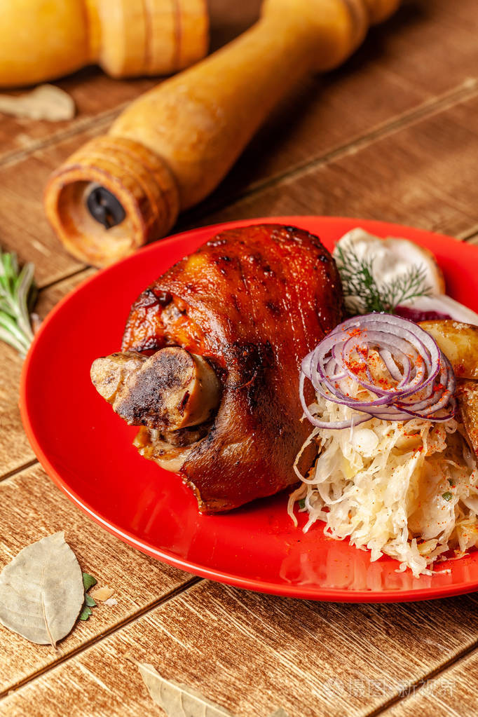 捷克菜的概念. 烤猪肉指节与泡菜炒土豆与甜菜根小吃.