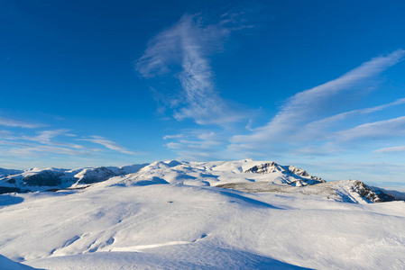 蓝天滑雪坡多雪多山景观