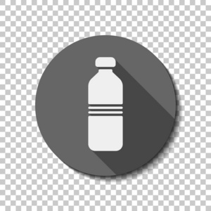 瓶装水简单图标。 白色平面图标与长阴影在透明背景上的圆圈。 徽章或贴纸样式
