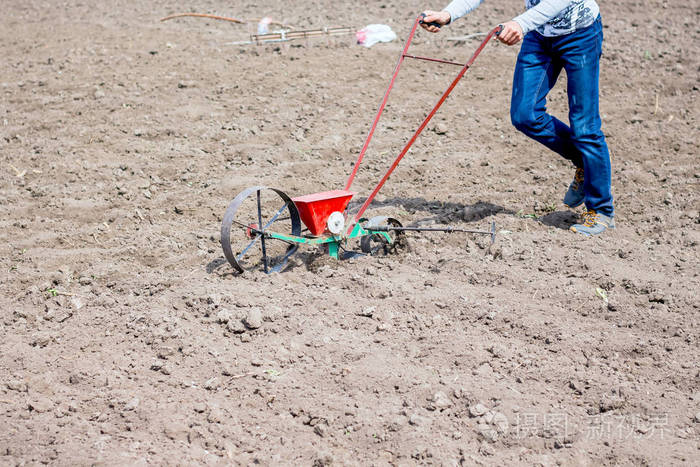 利用人工机制在土壤中播种种子的过程