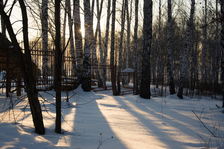 俄罗斯西伯利亚大自然冬季霜冻寒冷的乡村森林泰加雪路家园安静的桥河冰岸冬季景观傍晚反射日