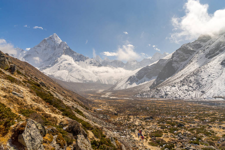 阿马达布拉姆在喜马拉雅山的顶峰。 珠穆朗玛峰大本营跋涉。 在尼泊尔徒步旅行