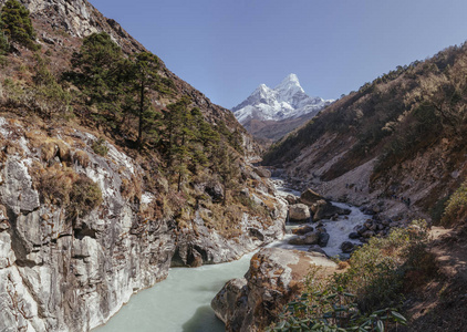 阿马达布拉姆在喜马拉雅山的顶峰。 珠穆朗玛峰大本营跋涉。 在尼泊尔徒步旅行