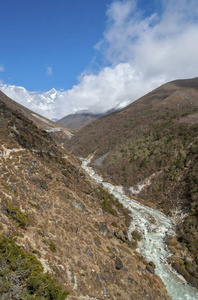 喜马拉雅山的Lhotse峰顶小径和河流。 尼泊尔珠穆朗玛峰大本营徒步旅行