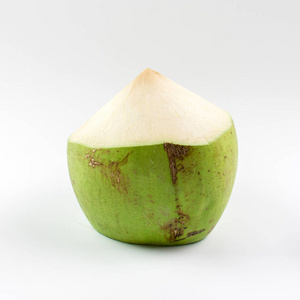 白色背景上新鲜的年轻椰子。