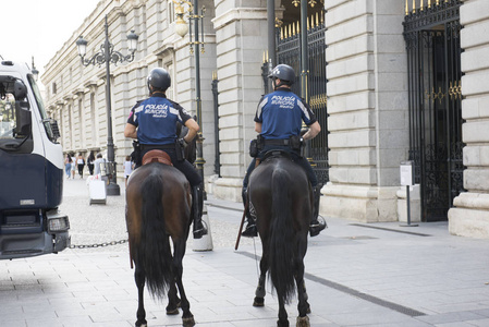 骑马警察图片