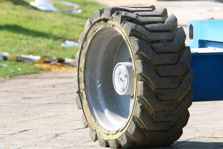 旋转轴车轮是一个圆形自由旋转的轴盘,允许放置在它上的身体滚动和不