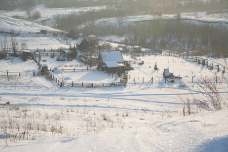 俄罗斯西伯利亚大自然冬季霜冻寒冷的乡村森林泰加雪路家园安静的桥河冰岸冬季景观傍晚反射日