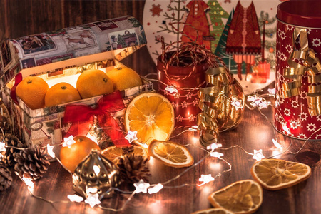 圣诞节和新年餐桌，新鲜的曼陀罗和干的橘子星，装饰的红锡，绳锥和蜡烛