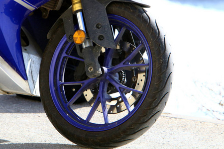 车轮的自由车轮是一个圆形自由旋转的轴盘,允许放置在它上的身体滚动