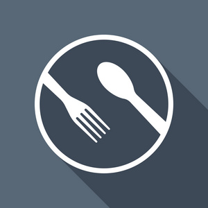 食物工具。 叉子和勺子。 白色平面图标，背景有长阴影