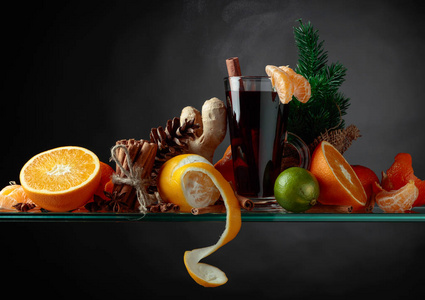 用柑橘和香料覆盖葡萄酒热饮。 复制您的内容的空间。