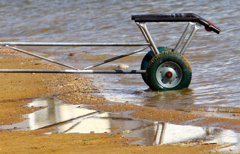 车轮是一个圆形自由旋转的轴盘,允许放置在它上的身体滚动和不滑动.