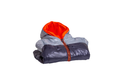 一件折叠的黑色保暖羽绒服,上面有橙色的衬里,供在白色背景上被隔离