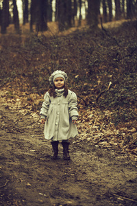 在秋天的森林中的小女孩