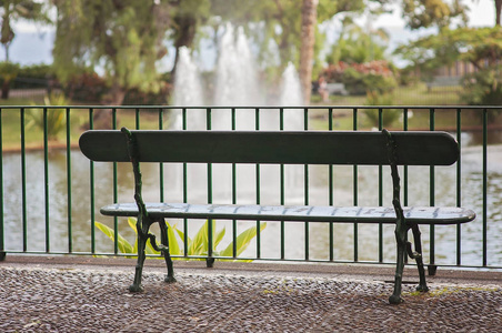 s no one sitting on a bench and watching a fountain