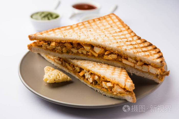 PaneerTikka三明治是印度流行的三明治版本，使用的是干酪咖喱加番茄番茄番茄番茄酱薄荷香辣酱