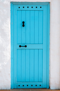 封闭的蓝色门,框架隔离白色背景照片