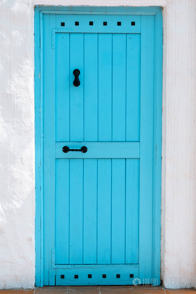 封闭的蓝色门框架隔离白色背景