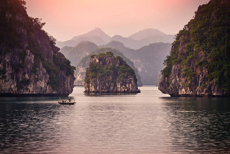 哈龙湾小船日落哈龙湾风景秀丽越南河内